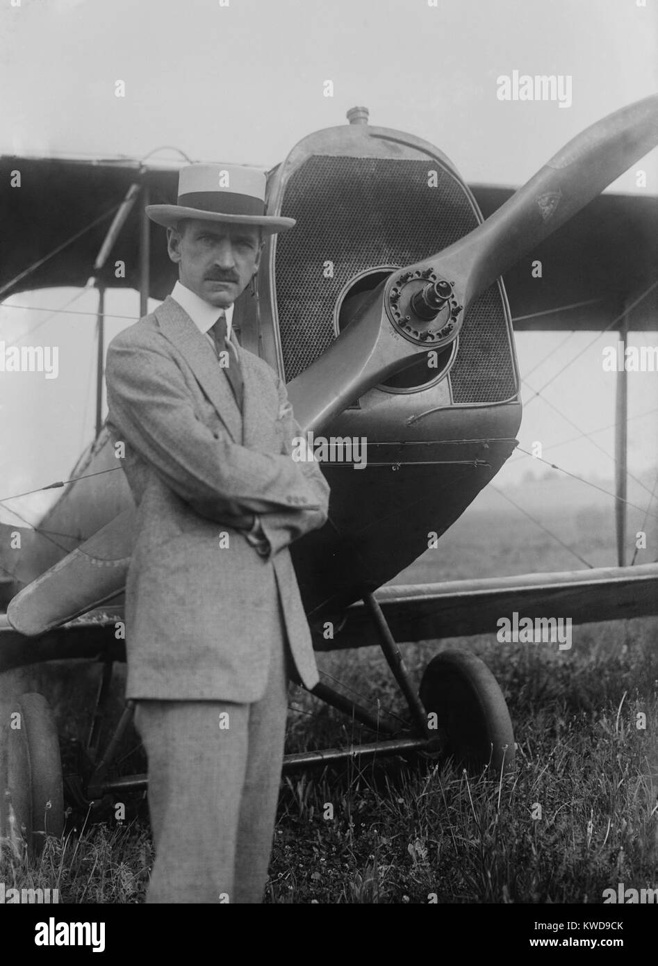 Glenn Curtiss, aviazione americana Pioneer, flyer e progettista del velivolo in anticipo, c. 1915. Dal 1909 fino al 1917, Curtiss impegnati in una domanda di brevetto in lotta con i fratelli Wright che è durato fino a Wrights", il brevetto è scaduto nel 1917 (BSLOC 2016 10 139) Foto Stock