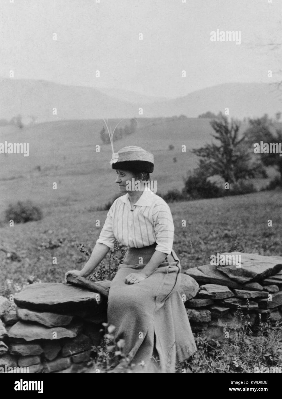 Dott.ssa Clara Barrus al Lodge di marmotta nordamericana, l'estate casa di John Burroughs, c. 1910. Quando si sono incontrati nel 1901, ella era 33, e Burroughs 64 e sposata con il nome di Ursula Nord. Essi furono presto amanti e vissuto insieme con il nome di Ursula dopo la sua morte nel 1917. Dopo Burroughs' morte nel 1921, ella divenne sua executer letteraria e biografo (BSLOC 2016 10 15) Foto Stock