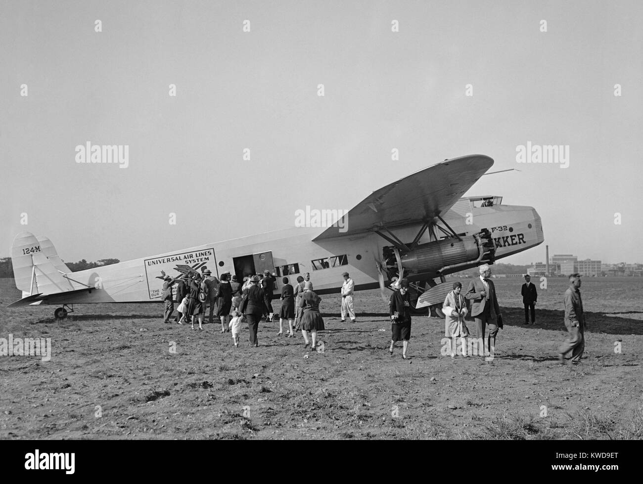 Fokker piano di trasporto universale delle linee d'aria sistema presso un aeroporto nell'area di Washington D.C.. I passeggeri in arrivo a piedi sull'erba campo di atterraggio, come i clienti in partenza verso il velivolo (BSLOC 2016 10 163) Foto Stock