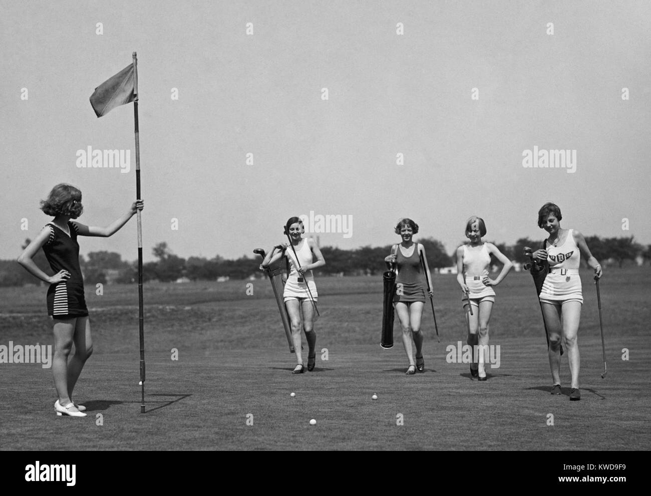 Giovani donne in costume da golf in Washington, D.C. nelle vicinanze. Luglio 9, 1926. (BSLOC 2015 17 123) Foto Stock
