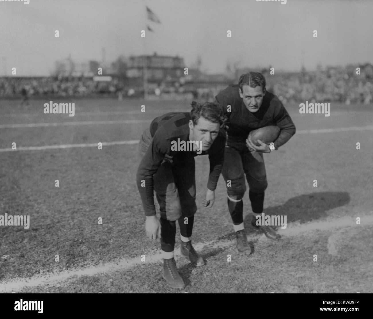 Harold 'Rosso' Grange (a destra) e suo fratello Garland Grange sul campo di calcio. In lontananza sono spettatori nelle tribune. 1929. (BSLOC 2015 17 129) Foto Stock