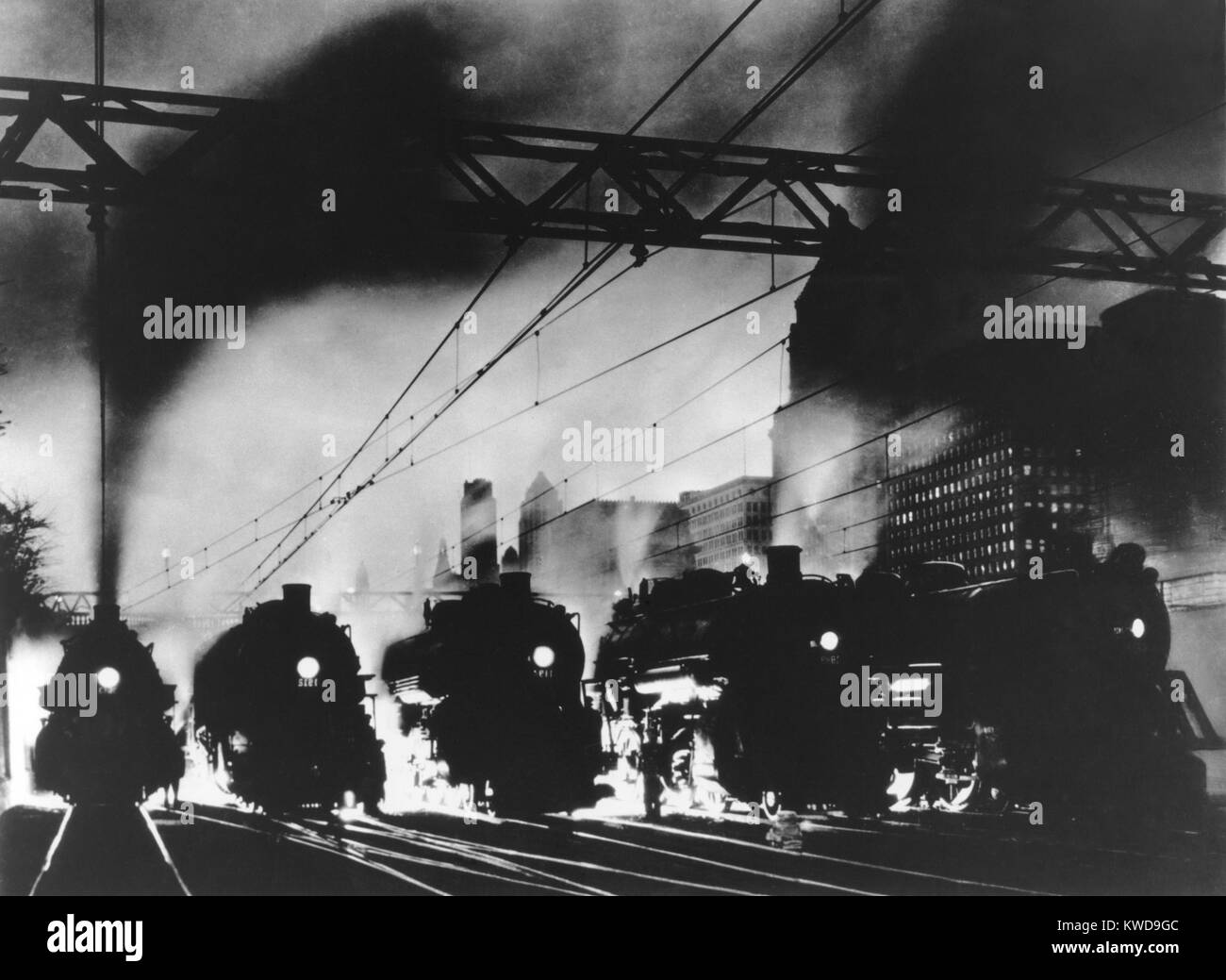 5 locomotive a vapore, fianco a fianco, in uscita da Chicago al crepuscolo, c. 1940 (BSLOC 2016 10 179) Foto Stock