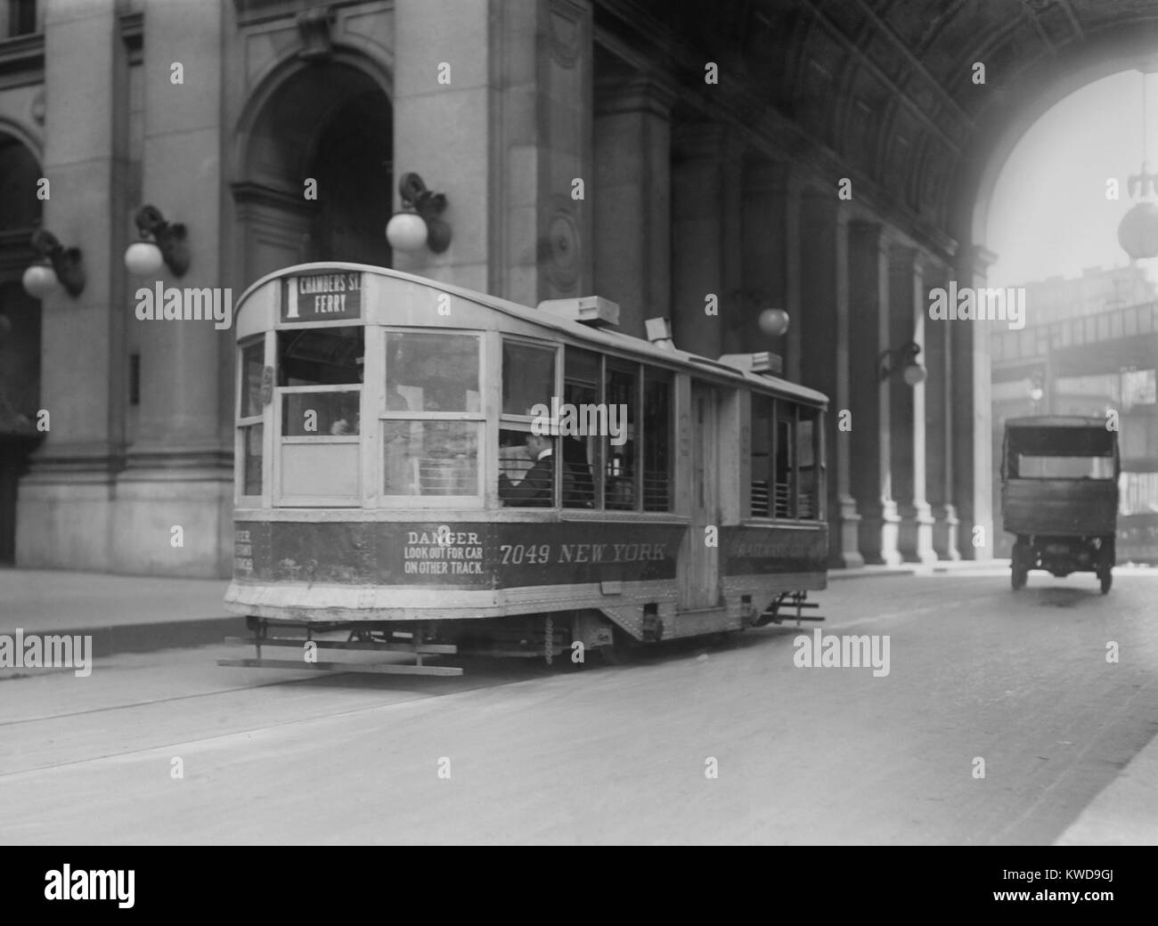 New York City Chambers Street trolley è stato alimentato dal condotto di costosi corrente elettrica sotto la carreggiata. Tipica cavi sovrastanti erano proibite in New York Manhattan borough. Negli anni Venti del Novecento, la maggior parte delle linee sono state sostituite con alimentato elettricamente la metropolitana e gli autobus con motori a combustione interna (BSLOC 2016 10 180) Foto Stock