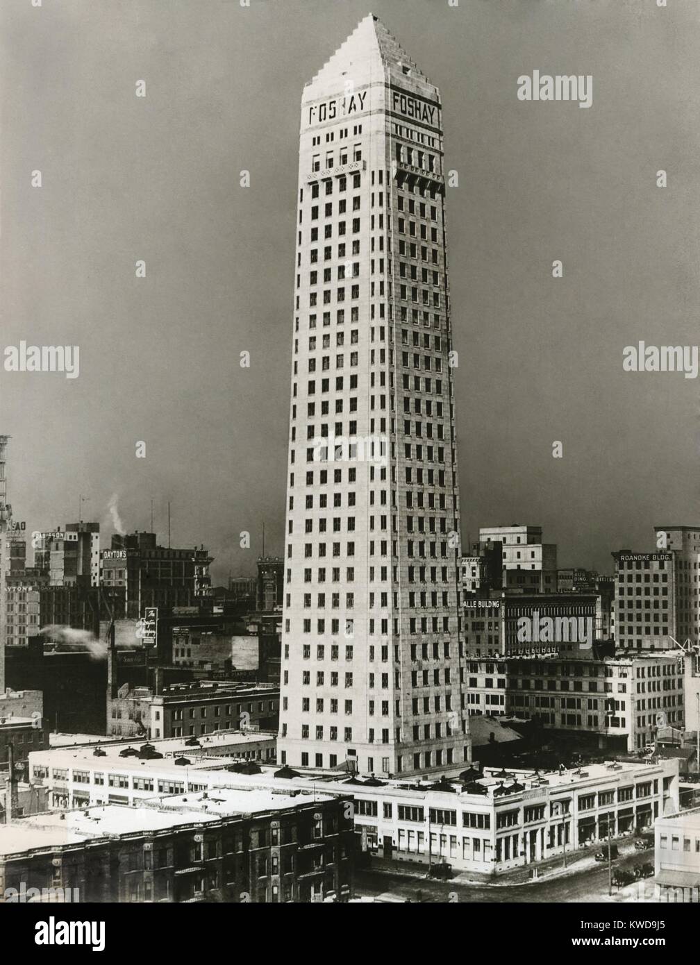 La torre di Forshay, è stato aperto un paio di giorni dopo il crollo del mercato azionario di ottobre 1929. Modellato dopo il Monumento di Washington, l'edificio Art Deco aveva 32 piani e si fermò 447 piedi alta. Minneapolis, Minnesota, Giugno 6, 1929. (BSLOC 2016 10 195) Foto Stock