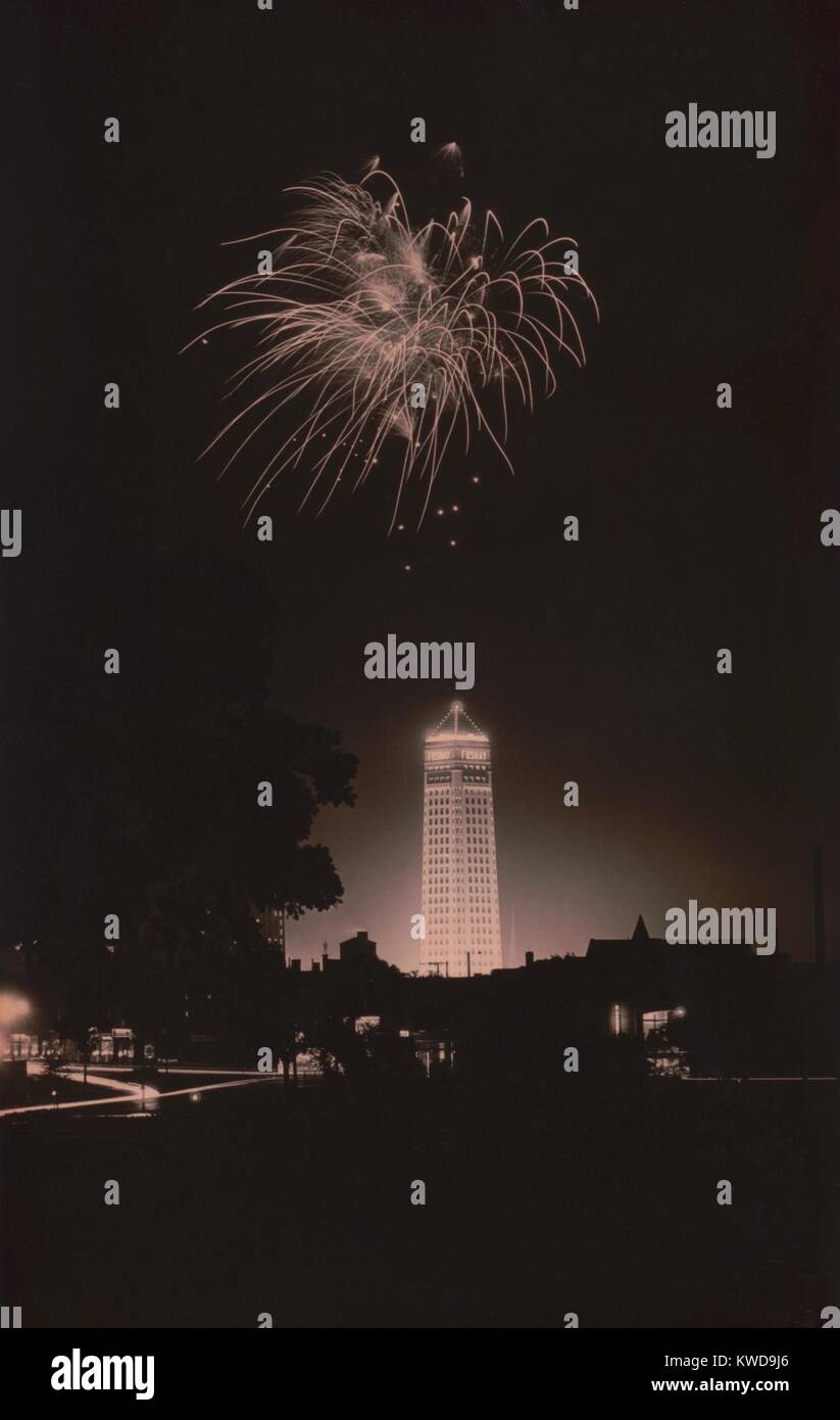 Torre Foshay dedizione fuochi d'artificio come visto da più di un miglio di distanza sulla sua dedizione. Minneapolis, Minnesota, 1929. Il nome 'FOSHAY' brilla in 10 piedi lettere illuminato su tutti e quattro i lati della parte superiore (BSLOC 2016 10 196) Foto Stock