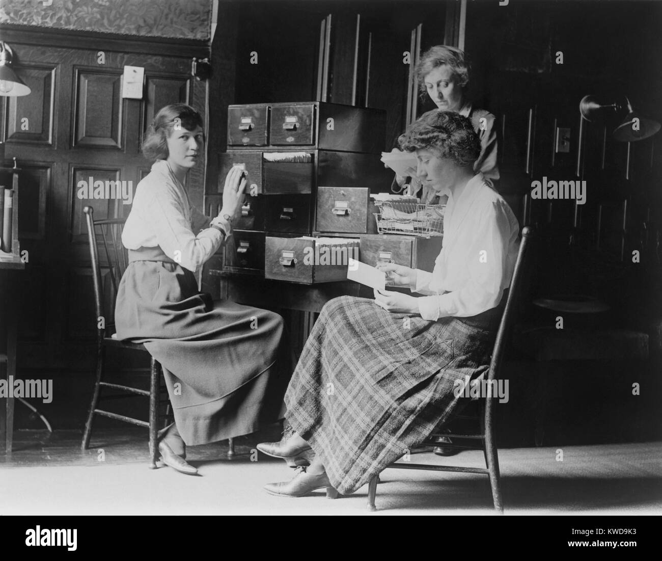 Tre giovani donne presso la sede della nazionale di donna di partito in Washington, D.C., c. 1917-1921. Essi stanno lavorando con la scheda File in sede nazionale (BSLOC 2016 10 206) Foto Stock