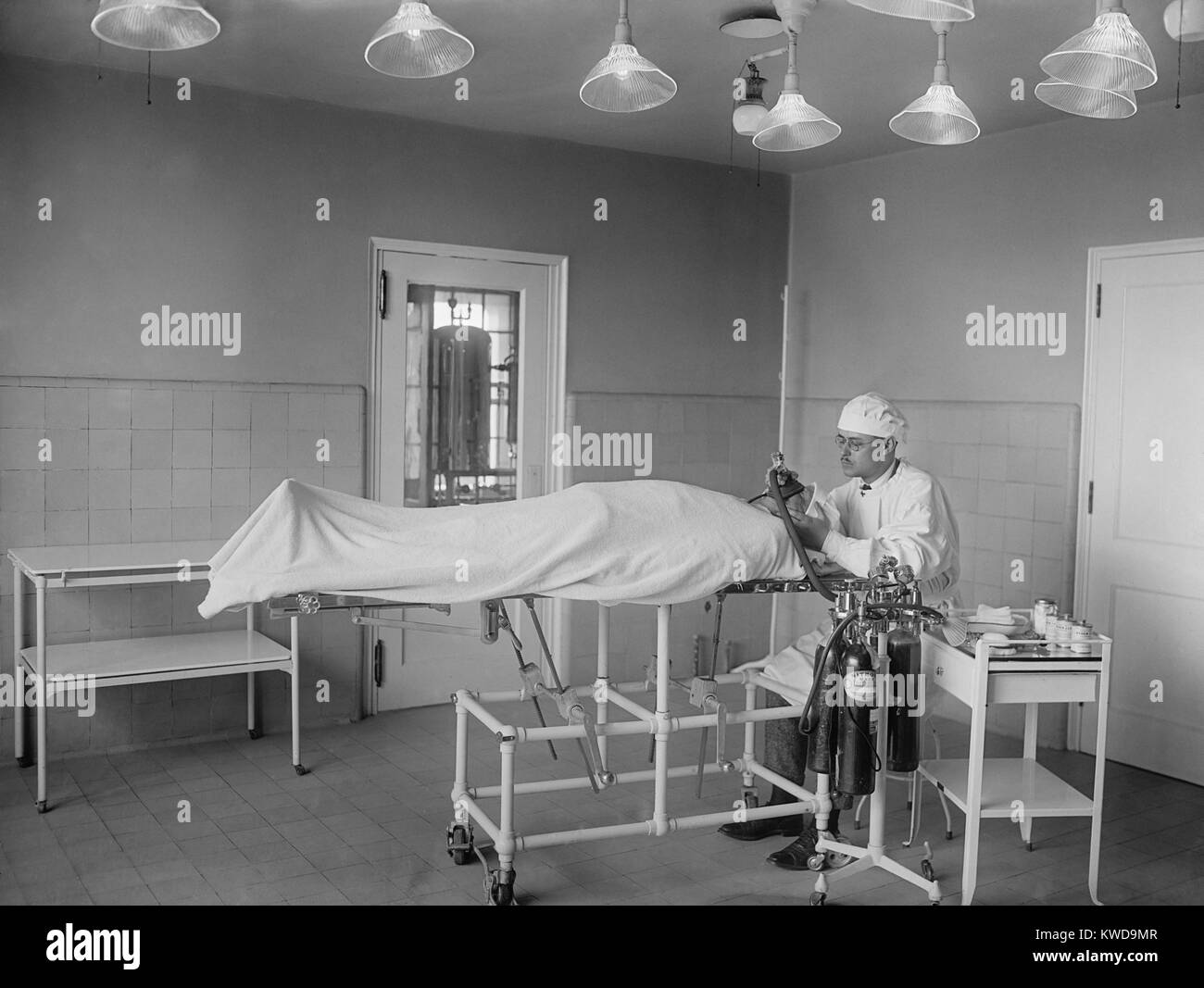 Anestesista amministra etere e il protossido di azoto per il paziente prima di un intervento chirurgico in sala operatoria. 1922 in un ospedale di Washington, D.C. (BSLOC 2016 10 33) Foto Stock