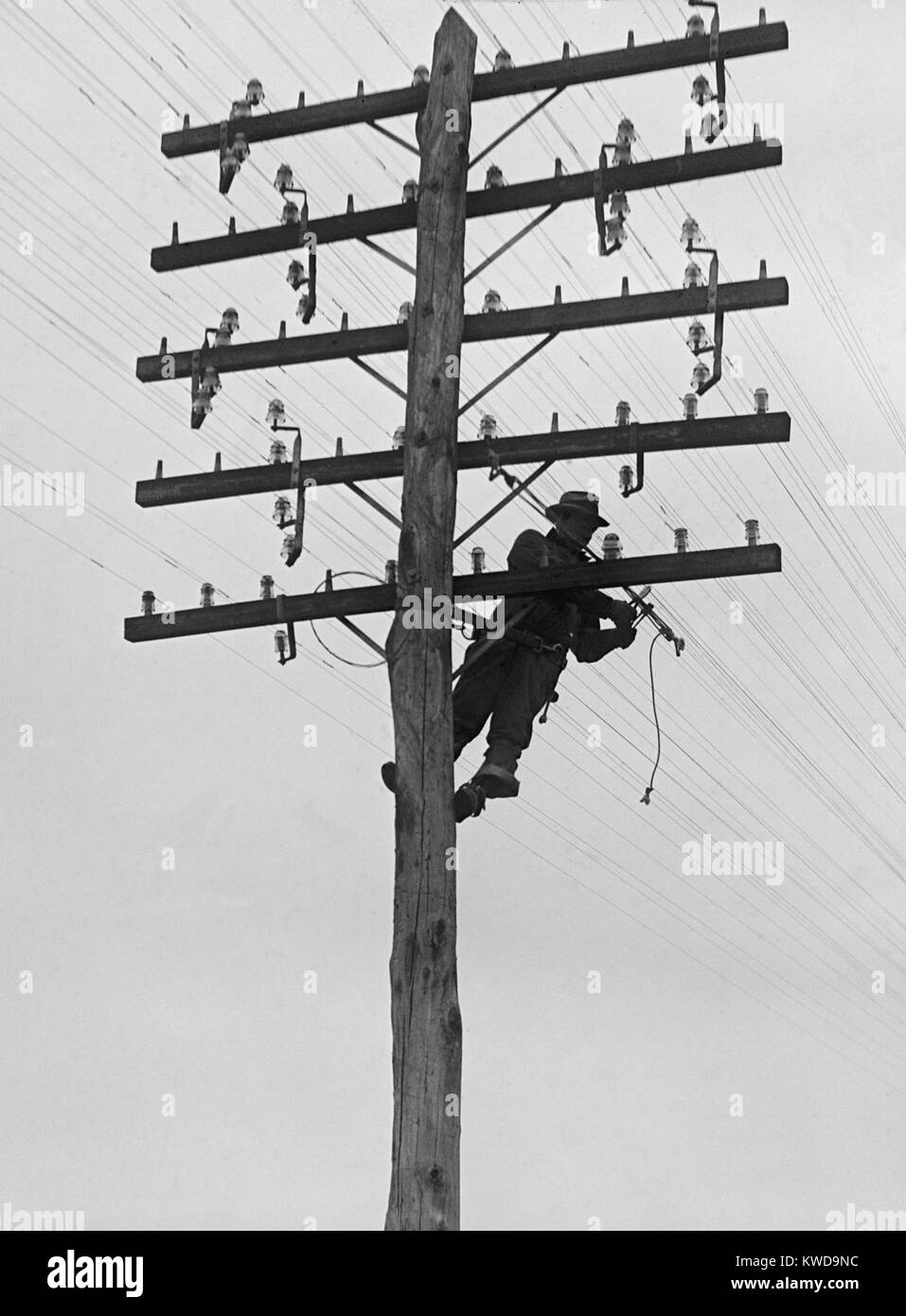 Chesapeake e Potomac Azienda Telefonica lineman sul lavoro nel 1929. Installazione e manutenzione di linee di utilità ha creato una nuova categoria di lavori tecnici (BSLOC 2016 10 38) Foto Stock
