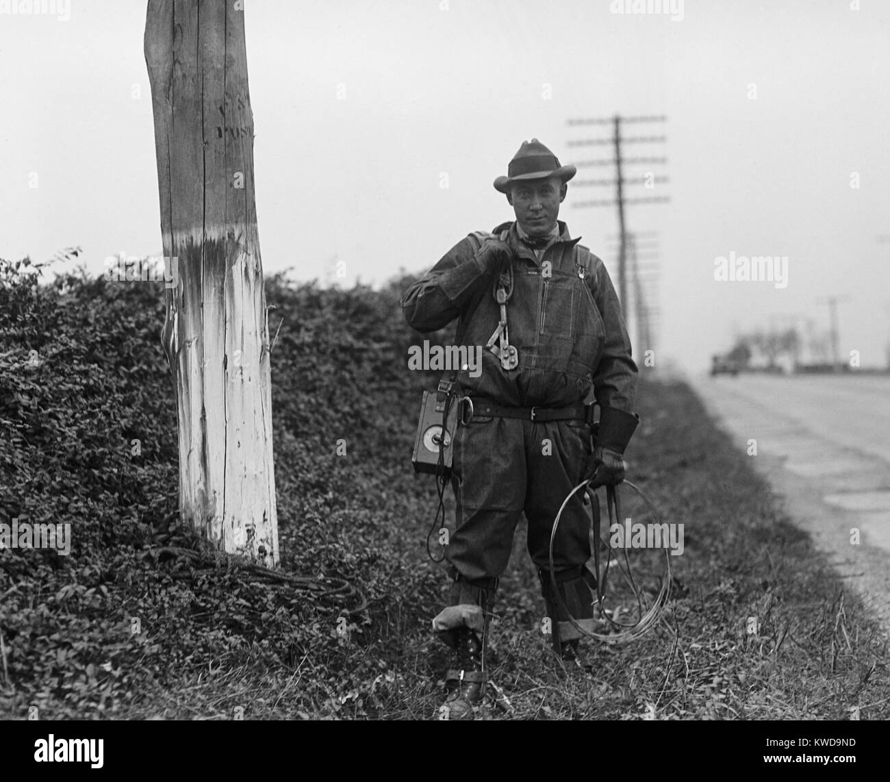 Chesapeake e Potomac Azienda Telefonica lineman con la sua attrezzatura in 1929 (BSLOC 2016 10 39) Foto Stock