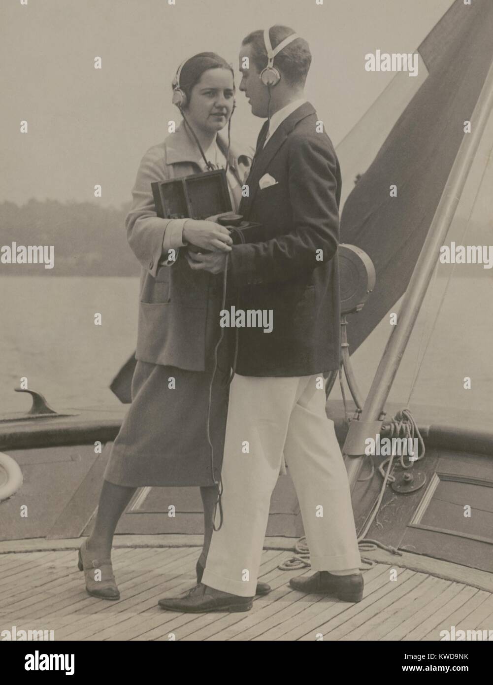 Una giovane coppia dotato di una radio portatile vestito le danze di un diffuso fox trot. Essi sono su Guglielmo Marconi's yacht Elettra, durante un viaggio da New York a Albany, 26 giugno 1922. Marconi di destinazione finale è stata la General Electric stazione radio, WGY, Schenectady, New York (BSLOC 2016 10 41) Foto Stock