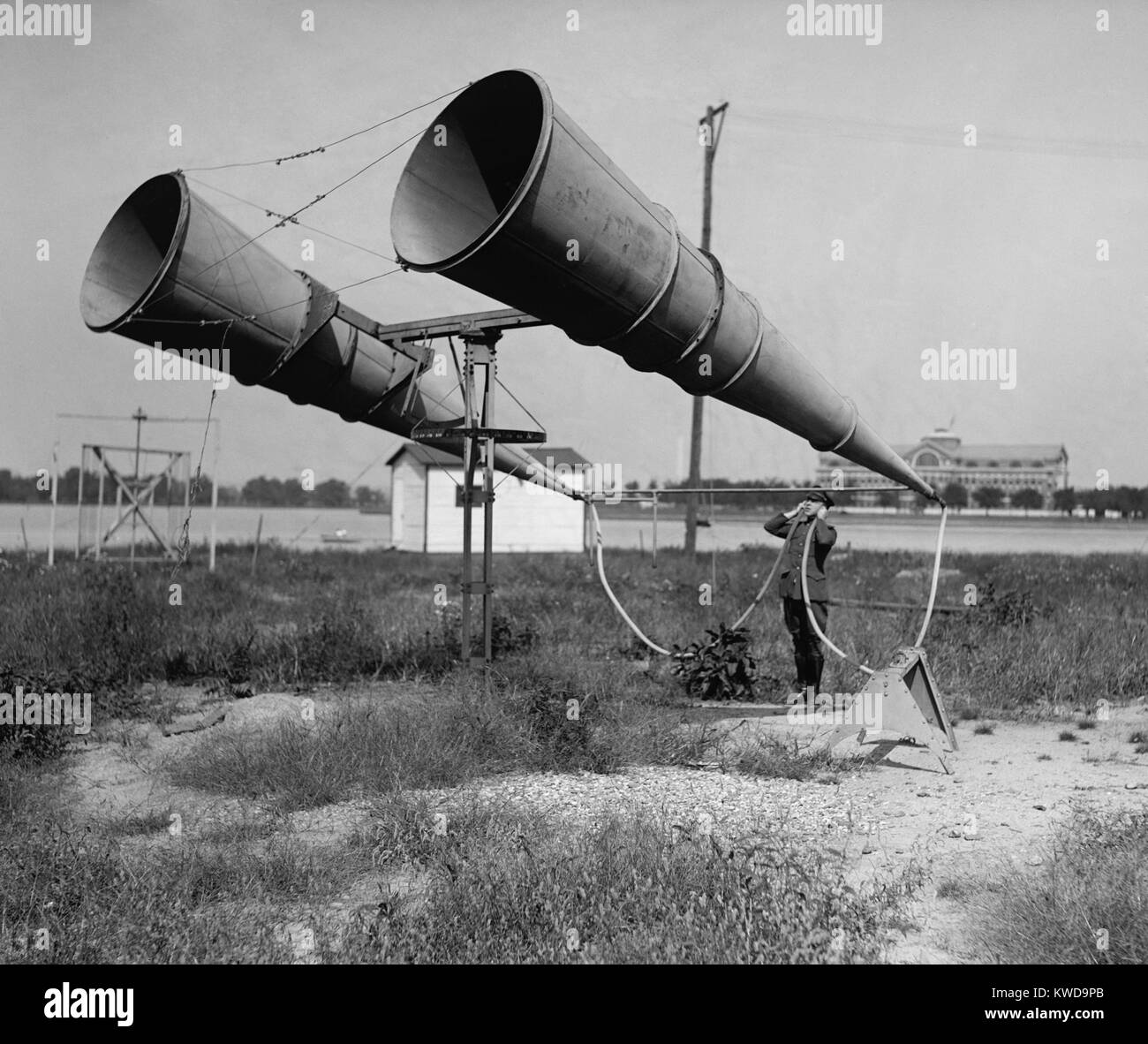 Soldier ascolto attraverso Bolling del campo di amplificatore per il suono degli aerei in avvicinamento in 1921. Situato sul fiume Potomac in Anacostia, Washington, D.C., era il più vicino aeroporto al Campidoglio. Esso è ancora operativa come base comune Anacostia-Bolling (BSLOC 2016 10 46) Foto Stock