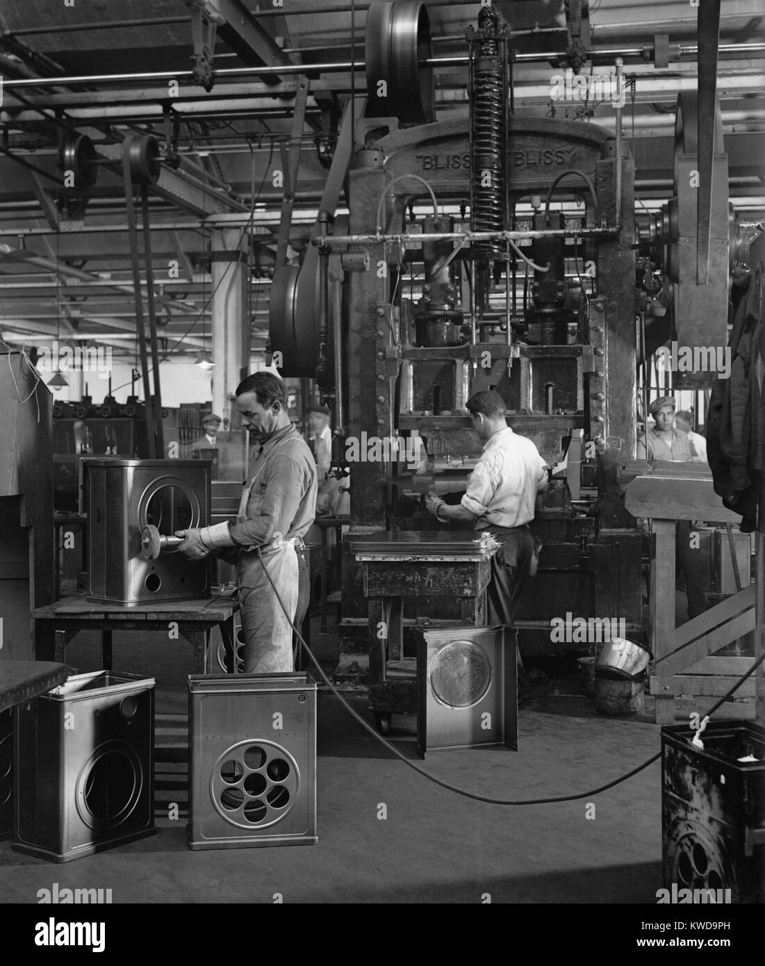 Lavoratori radio di assemblaggio all'Atwater Kent fabbrica in North Philadelphia, c. 1928-29. Essi stanno facendo il metallo-armadio, racchiuse funzioni, sette-tubo, modello 57 che venduto per $ 105 ( $1450 nel 2016) (BSLOC 2016 10 48) Foto Stock