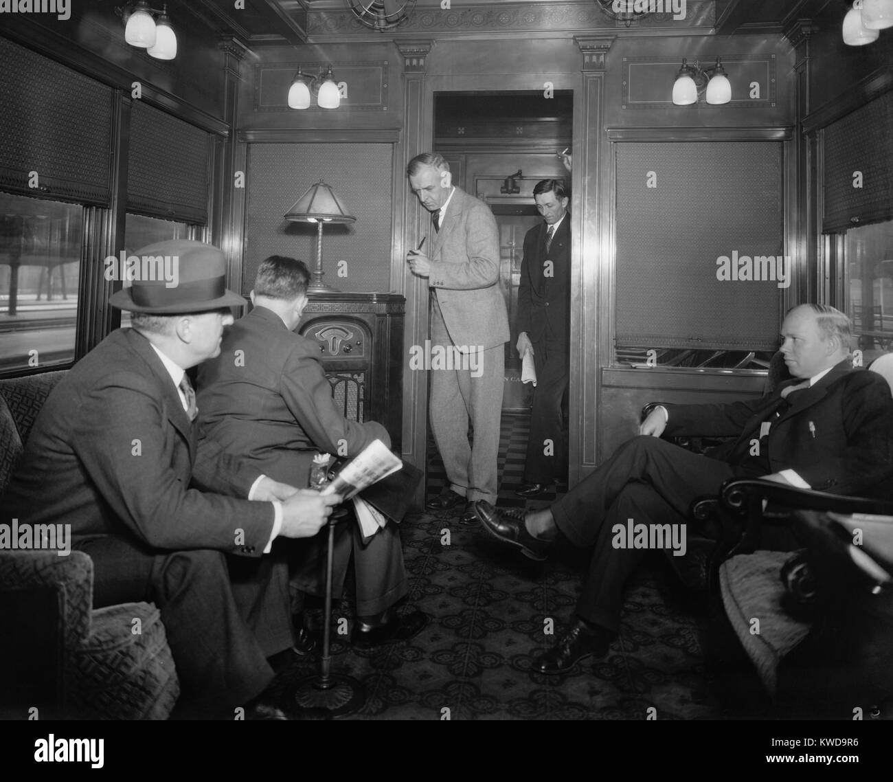 Un gruppo di uomini in ascolto di una radio in una ferrovia lounge auto, a Washington D.C. nelle vicinanze. La radio dispone di un altoparlante racchiuso entro il cabinet (BSLOC 2016 10 58) Foto Stock