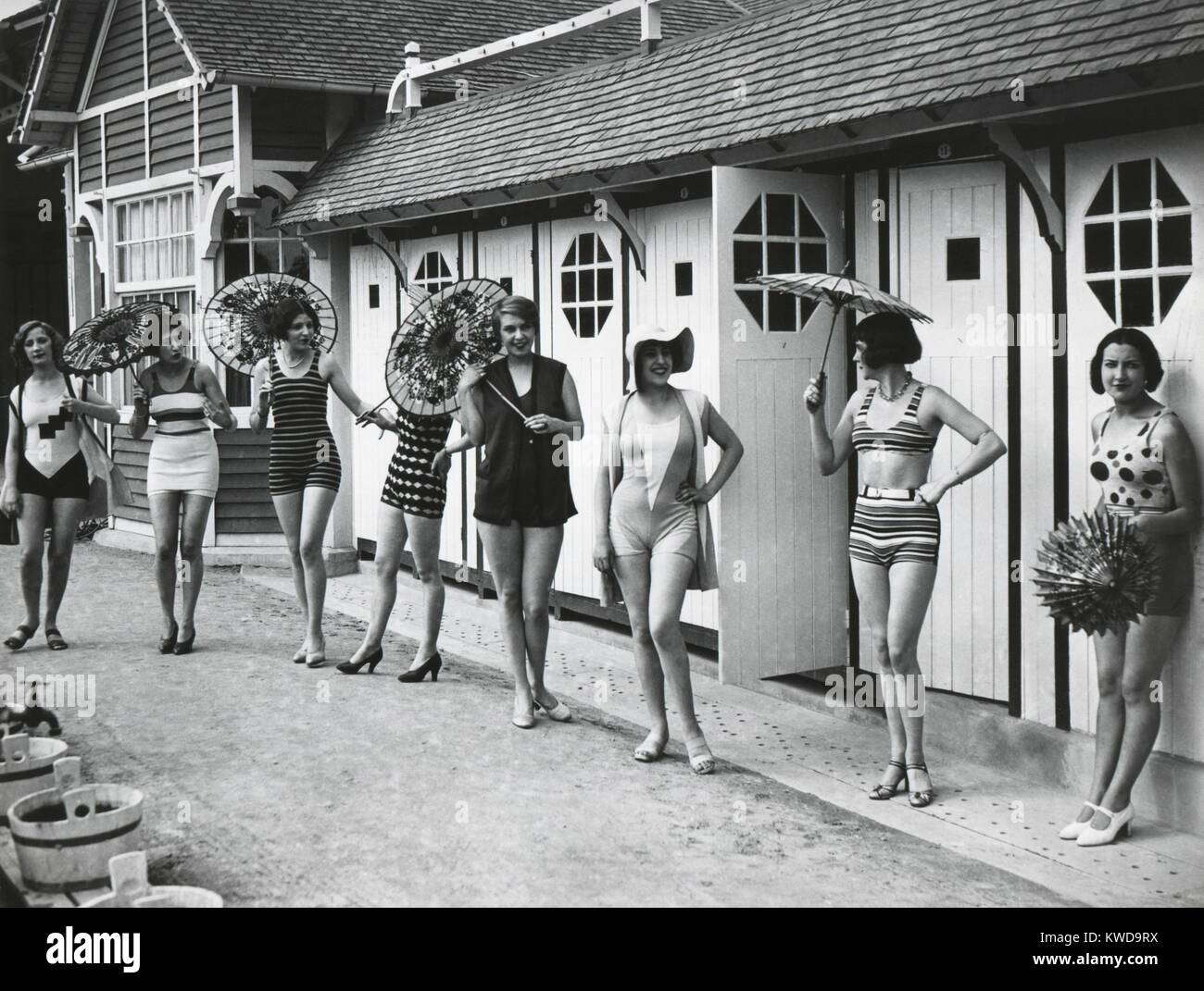Le donne francesi pongono nell'ultima moda costumi da bagno al di fuori della loro beach cabanas a Dieppe. Ca. 1925. (BSLOC 2015 17 203) Foto Stock