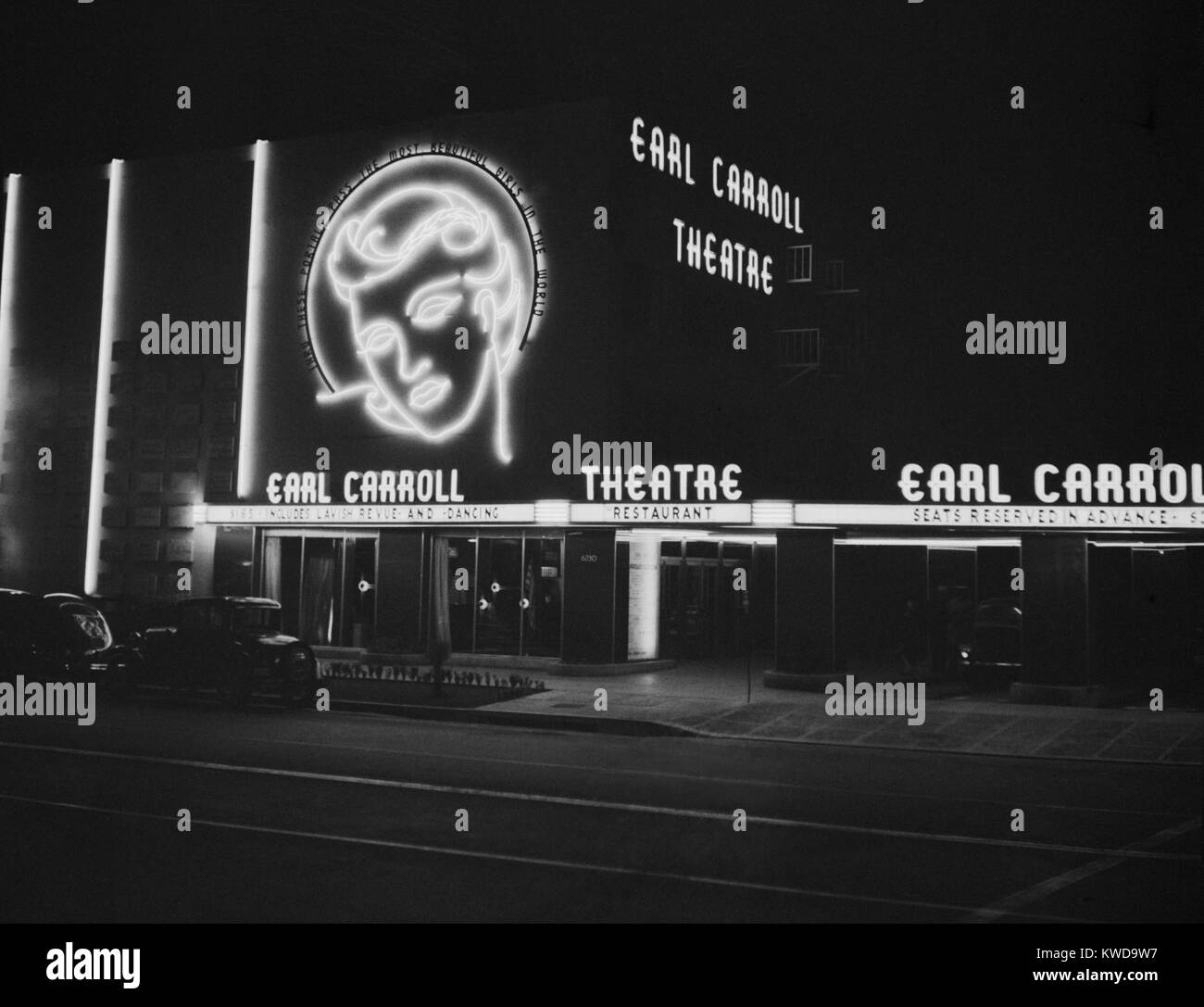 Insegne al neon presso la famosa Earl Carroll Theatre di Hollywood. Foto di Russell Lee, aprile 1942. Segni pubblicizzare un 'sontuoso revisione e dancing.' (BSLOC_2015_17_217) Foto Stock