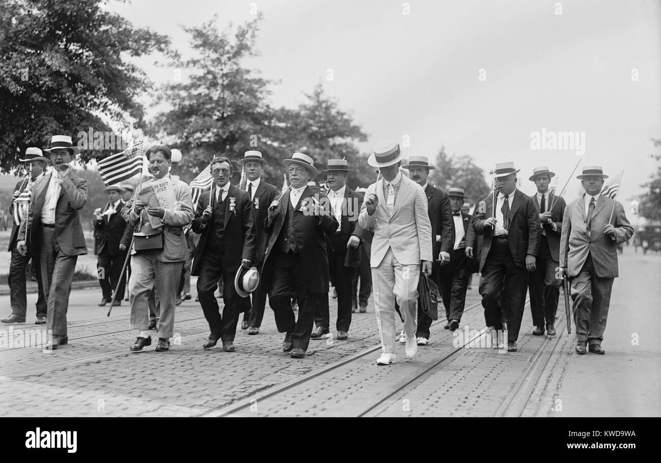 Samuel Gompers, presidente della federazione americana del lavoro, conduce "bagna" protesta presso il Campidoglio. Giugno 14, 1919. Gompers ha sostenuto un emendamento xviii esenzione dall'2,75% di birra e vino leggero (BSLOC 2016 10 83) Foto Stock