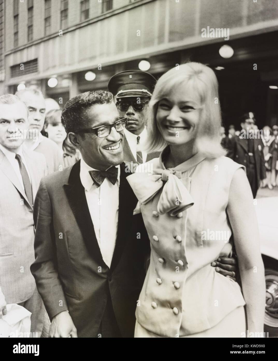 America africana attore Sammy Davis e il suo svedese nato moglie, attrice può Britt. Essi hanno partecipato alla premiere di " il ruggito della Greasepaint - l'odore della folla,' al Shubert Theatre di New York City, 17 maggio. 1965. (BSLOC 2015 17 223) Foto Stock