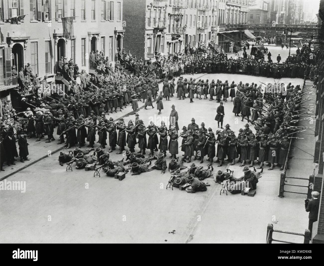 Secondo battaglione del IX artiglieria costiera Corps dimostrando la Hollow Square formazione, marzo 1918. Utilizzato per street tumulti, mitraglieri sono in prima fila con i fucilieri dietro di loro rivolta verso il basso sulla strada. I lati del coperchio quadrato windows e sui tetti degli edifici vicini (BSLOC 2016 10 92) Foto Stock