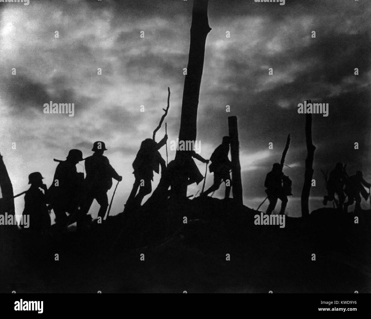 Guerra mondiale 1. Silhouette di soldati tedeschi contro un ha bombardato il campo di battaglia. Ca. 1916-18. (BSLOC 2013 1 1) Foto Stock
