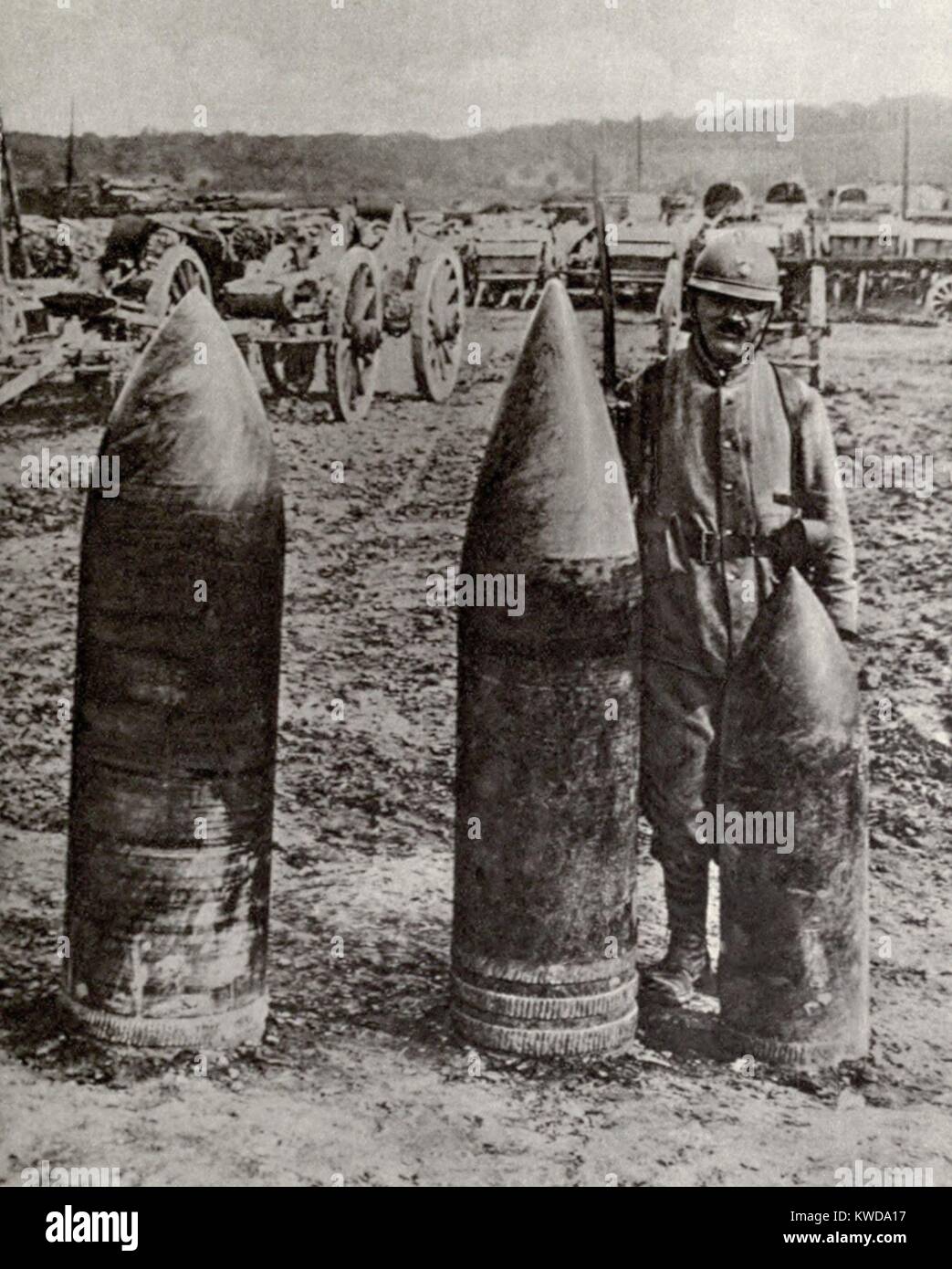 Guerra mondiale 1. Il francese pesante pistola o obice, alta proiettili esplosivi, L a R: a 420 mm (16,5 pollici) shell, peso 2350 lb.; a 360 mm (14 pollici) shell, peso 1400 lb.; e a 305 mm (12 pollici) shell, peso 850 lb. (BSLOC 2013 1 121) Foto Stock
