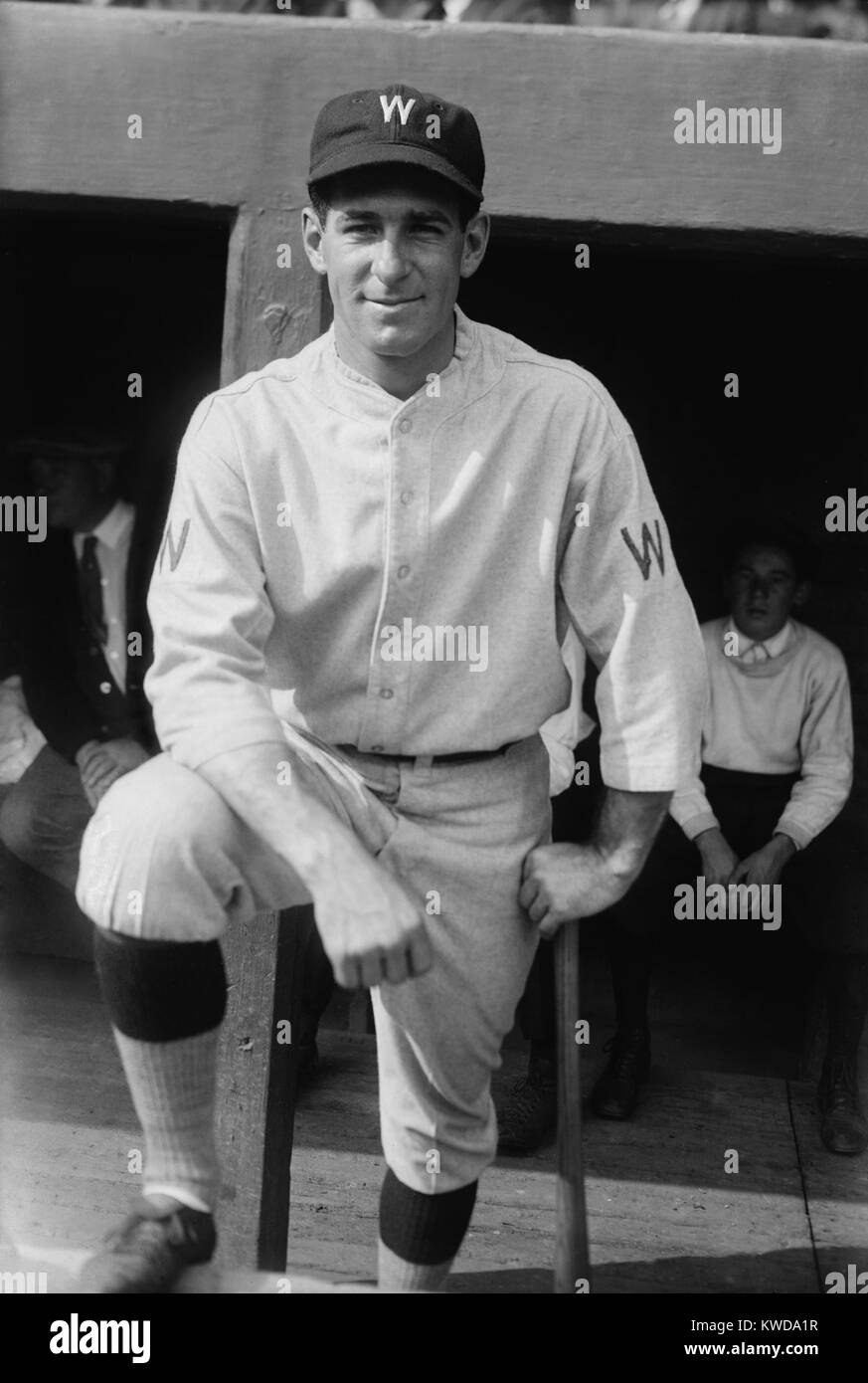 Washington senatori secondo baseman Bucky Harris durante il 1924 World Series. Poi è stato il più giovane della Major League Player-manager all'età di 27. (BSLOC 2015 17 44) Foto Stock
