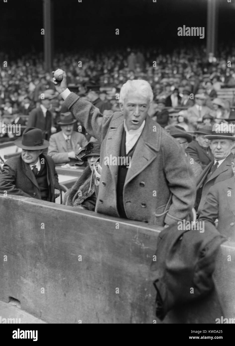 Giudice Kenesaw Mountain Landis, signor Commissario di Baseball apertura di un gioco, 1924. (BSLOC 2015 17 48) Foto Stock