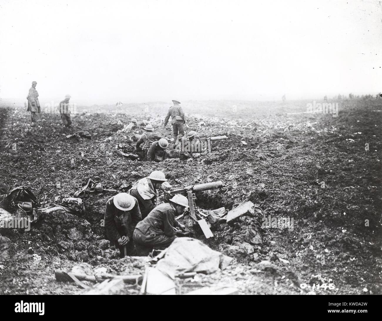 Guerra mondiale 1. Battaglia di Arras (9-12 Aprile 1917). Canadian mitraglieri dig stesse nel guscio fori sulla cresta di Vimy. Da questa posizione sono in grado di supportare la fanteria. Il 9 aprile 1917. (BSLOC 2013 1 139) Foto Stock