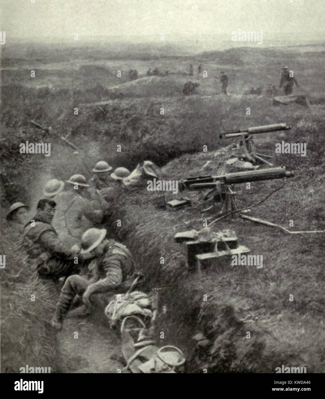 Guerra mondiale 1. Soldati britannici con le loro pistole mitragliatrici in un catturato linea Hindenburg trincea durante la Battaglia di Cambrai. L'offensiva britannica condurre dal canadese Sir Julian Bygn rotto attraverso i tedeschi Hindenburg linea con una flotta di 378 serbatoi di combattimento. Nov. 20-Dic. 8, 1917. (BSLOC_2013_1_152) Foto Stock