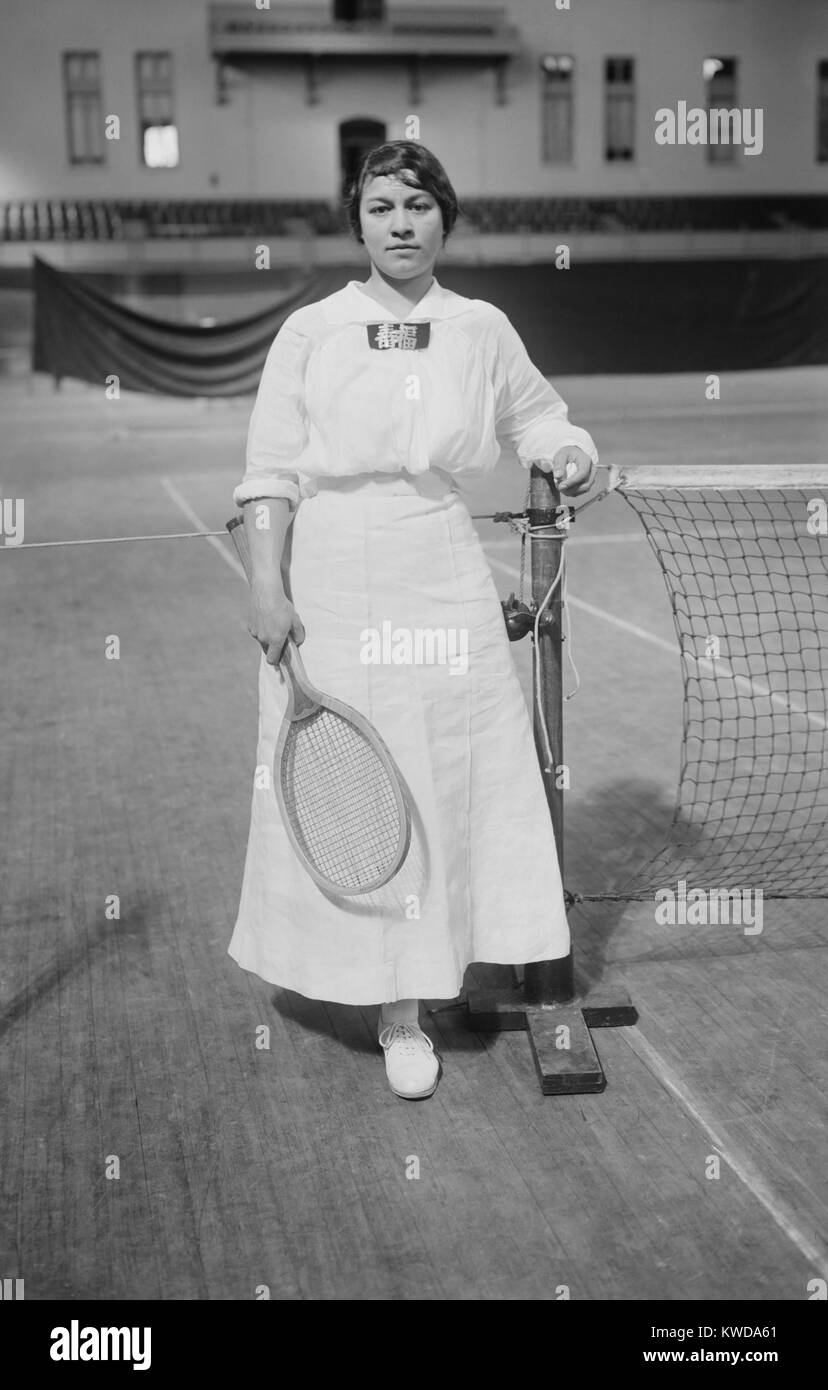 Molla Bjurstedt al 1915 Donna National Indoor il torneo di tennis di NYC. Appena arrivati dalla Norvegia, Bjurstedt sconfisse il campione in carica Marie Wagner al settimo reggimento Armory, New York City. (BSLOC 2015 17 90) Foto Stock