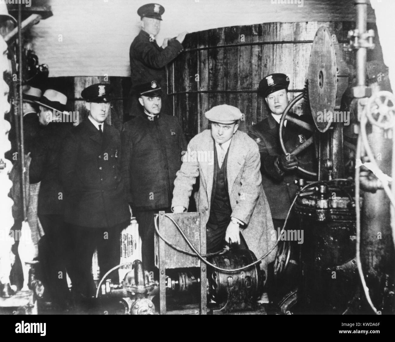 La polizia di Detroit attrezzature di ispezione trovata in un clandestino la birreria sotterraneo. Ca. 1921-32. (BSLOC 2016 7 2) Foto Stock