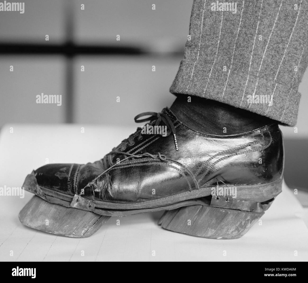 Scarpe di vacca progettato da bootleggers per camuffare le loro orme da agenti di divieto. 1920 24. BSLOC 2016 7 5 Foto stock Alamy