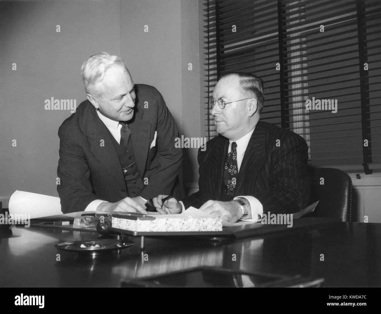 La produzione bellica leader board ha curato la pianificazione industriale in WW2. Produzione Direttore Divisione W. H. Harrison (sinistra) e Presidente, Donald M. Nelson (a destra). Nelson's 1946 prenota arsenale della democrazia ha raccontato industriali degli Stati Uniti lo sforzo di mobilitazione durante il mondo W (BSLOC 2016 7 23) Foto Stock