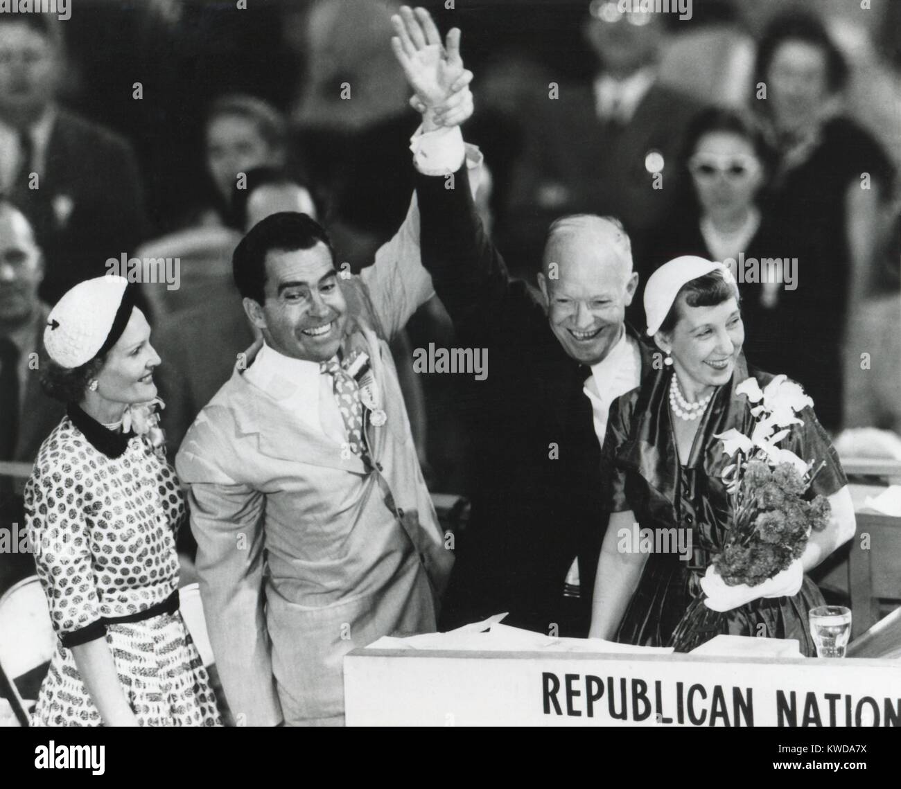 Dwight Eisenhower e Richard Nixon dopo la nomina a Presidente e Vice Presidente, luglio 1952. Le loro mogli si presentò davanti a loro i lati alla Convention Nazionale Repubblicana in Chicago (BSLOC_2016_7_34) Foto Stock