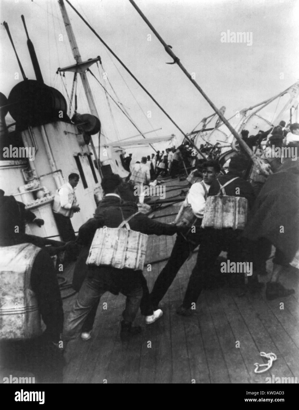 L'equipaggio e i passeggeri sul naufragio S. S. Vestris, 200 miglia fuori Hampton Roads, Virginia. Più di 100 dei 550 a bordo sono stati persi su nov. 12, 1928. Foto di Fred Hanson, un membro di equipaggio sulla nave di doom (BSLOC 2016 8 37) Foto Stock L'equipaggio e i passeggeri sul naufragio S. S. Vestris, 200 miglia fuori Hampton Roads, Virginia. Più di 100 dei 550 a bordo sono stati persi su nov. 12, 1928. Foto di Fred Hanson, un membro di equipaggio sulla nave di doom (BSLOC 2016 8 37) Foto Stock