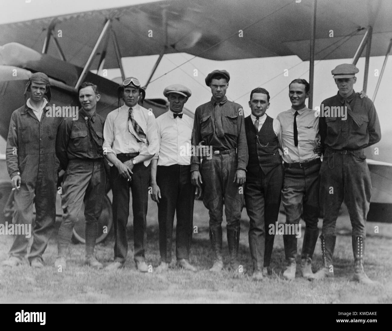 Charles Lindbergh con altri sette uomini, nella parte anteriore del biplano, Aeroporto Internazionale Lambert-St. Louis Campo, 1923. Lindbergh era allora di 21 anni frequentano flyer Air gare, e poi ha deciso di rimanere a Lambert come un istruttore (BSLOC 2016 10 147) Foto Stock