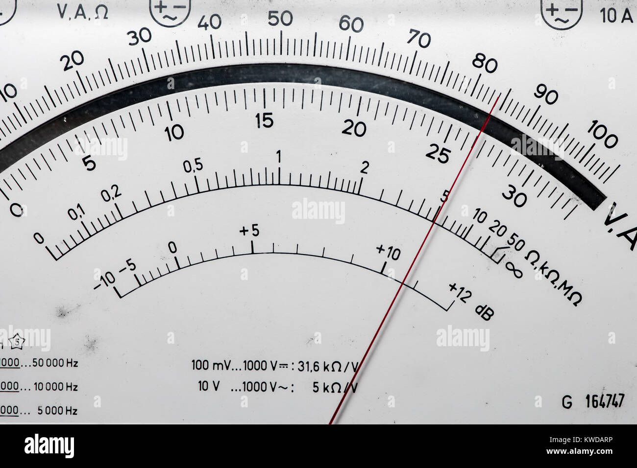 Dettaglio di un voltmetro analogico, puntatore e scala Foto stock - Alamy