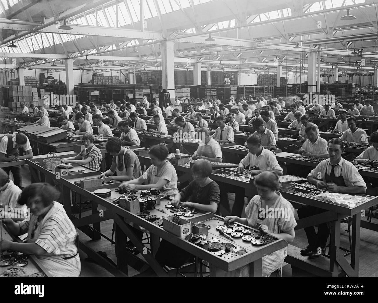 Lavoratori condensatori di assemblaggio all'Atwater Kent fabbrica in North Philadelphia, 1925. Il più grande produttore di apparecchi radio negli Stati Uniti contava oltre 12.000 negli anni Venti del Novecento (BSLOC 2016 10 50) Foto Stock