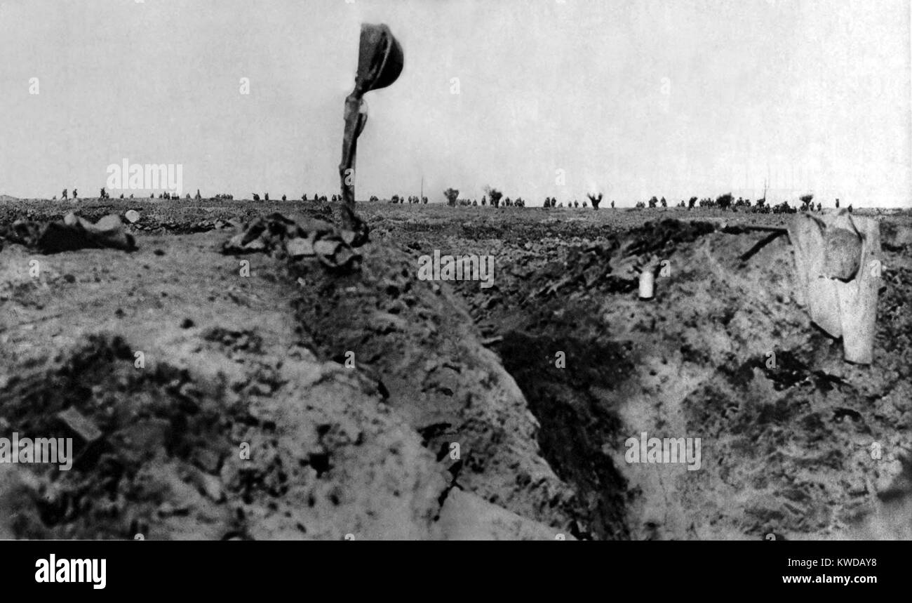 Guerra mondiale 1. Somme offensivo. La fanteria britannica avanzando contro i tedeschi nel luglio 1916. I soldati sono in background, raggiungendo la cresta del francese Somme anteriore. L offensiva ha inaugurato a luglio 1, lungo un miglio 18 parte anteriore dal sud di Arras e a nord del fiume Somme. (BSLOC 2013 1 113) Foto Stock