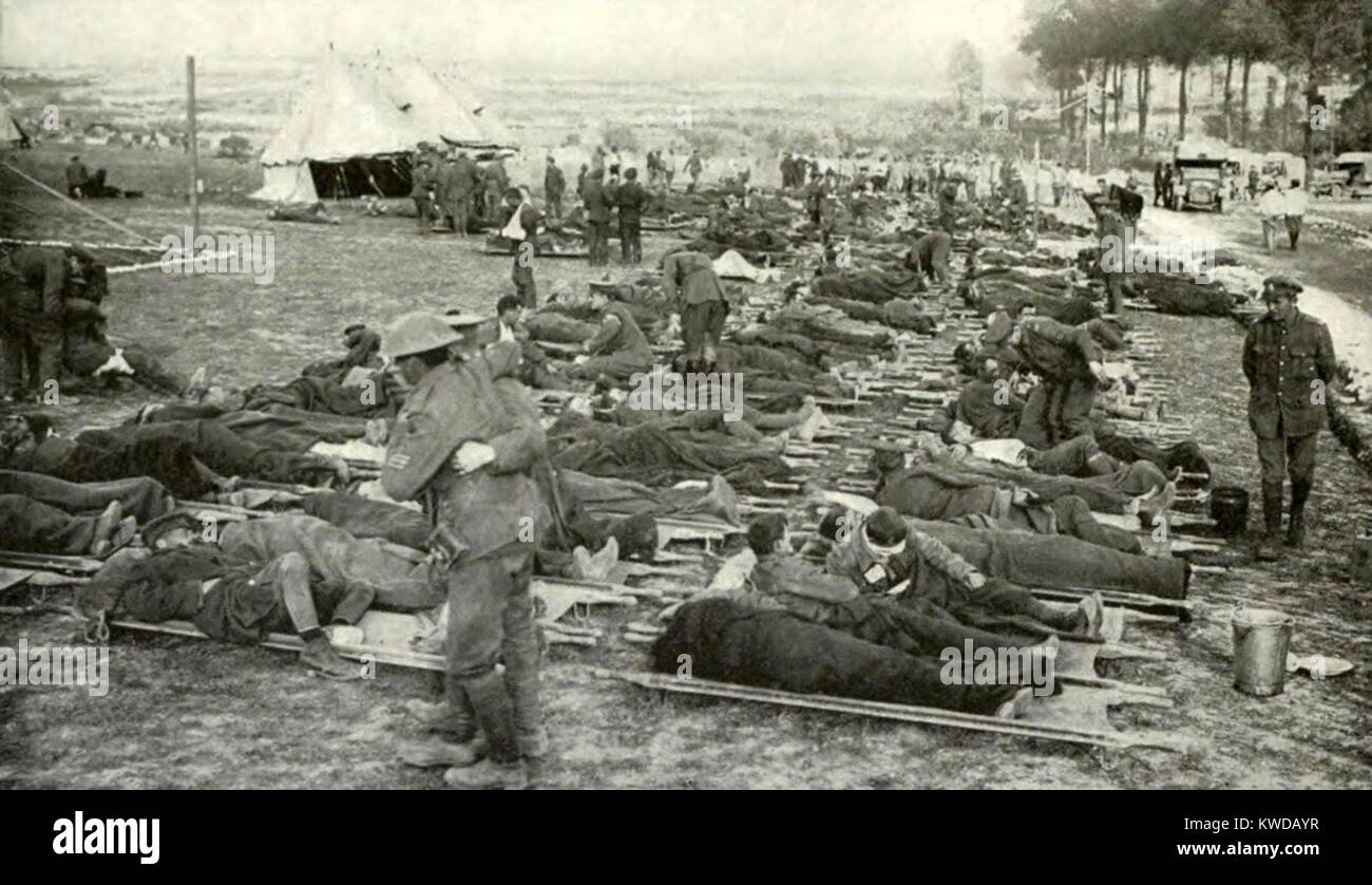 Guerra mondiale 1. Somme offensivo. Righe di uomini feriti sulle barelle, dietro il fronte degli alleati in Francia e in attesa di essere prelevati dal campo di battaglia. In sfondo a destra è una linea del motore ambulanze. Settembre-Ottobre 1916. (BSLOC 2013 1 125) Foto Stock