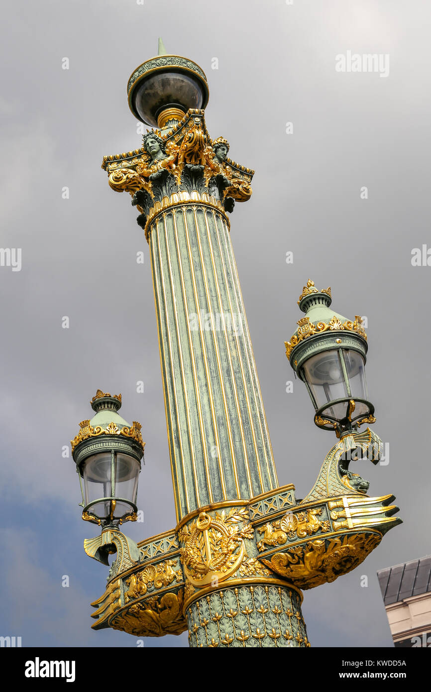 Palo di illuminazione in Place de la Concorde, Paris City, Francia Foto Stock
