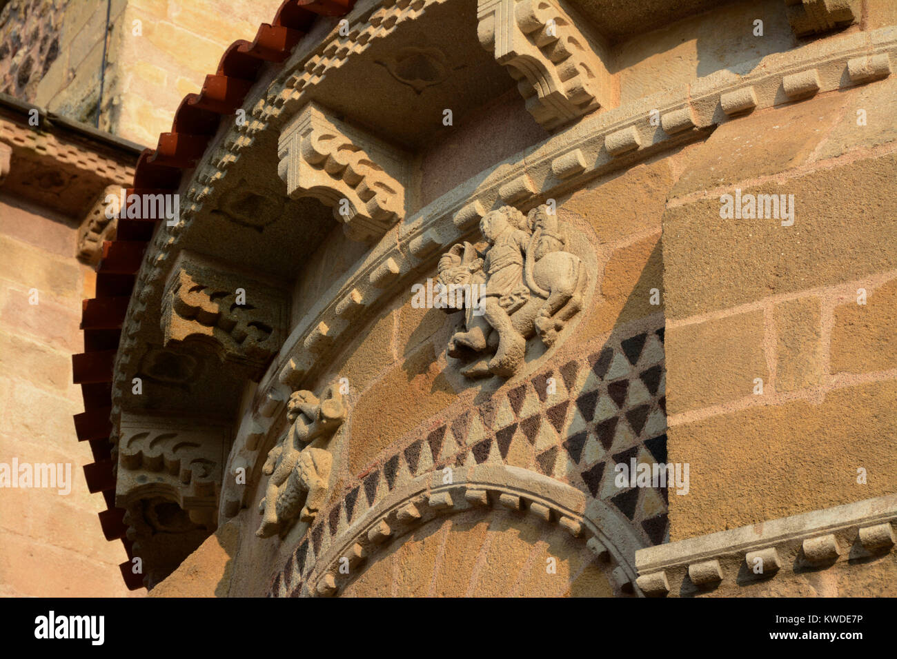 Segno zodiacale incisioni sulla chiesa di Saint-Austremoine, Issoire, Auvergne Francia, Europa Foto Stock