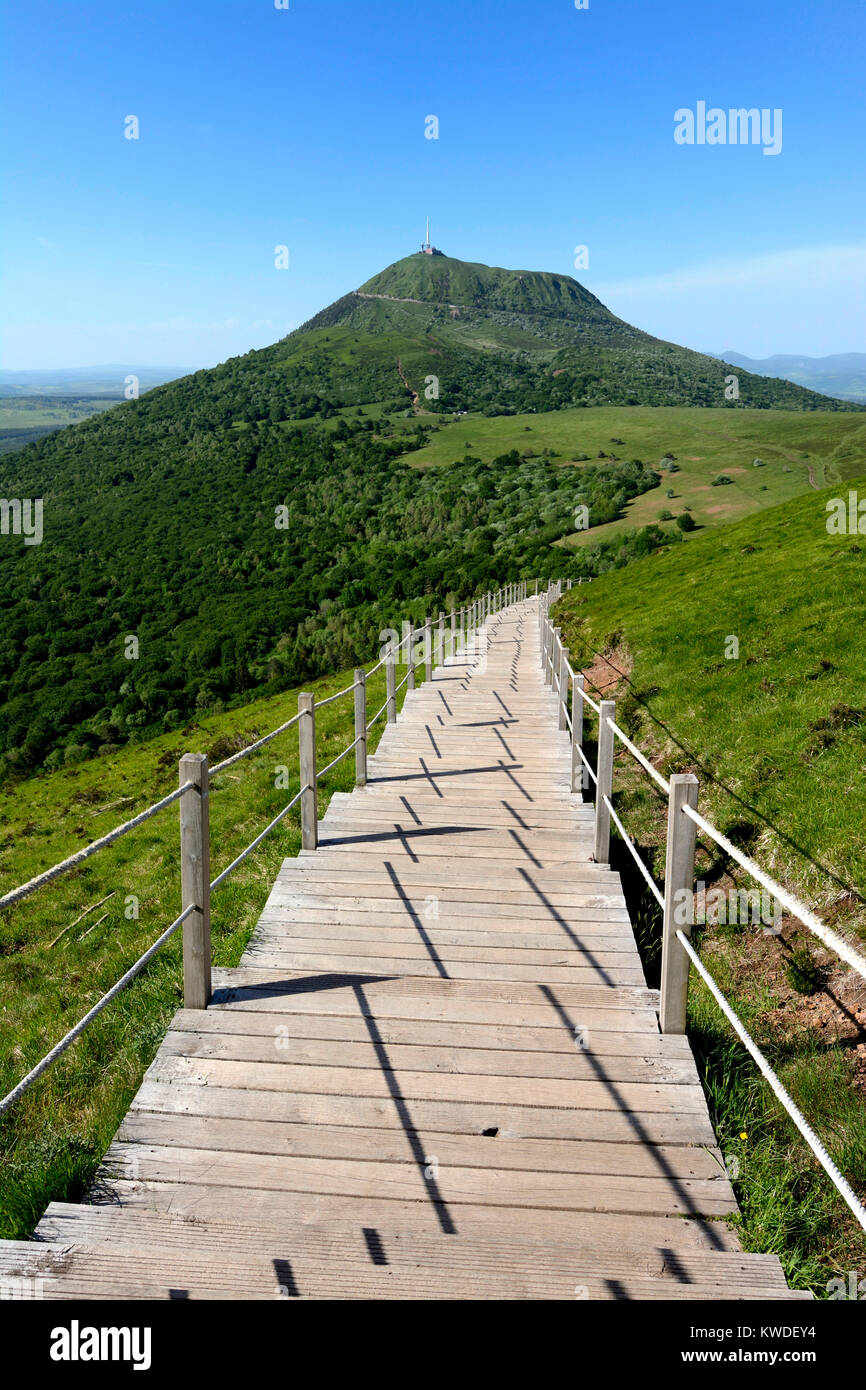 Puy de Dome vulcano visto da Puy de Pariou, Dipartimento Puy-de-Dôme, Auvergne Francia, Europa Foto Stock