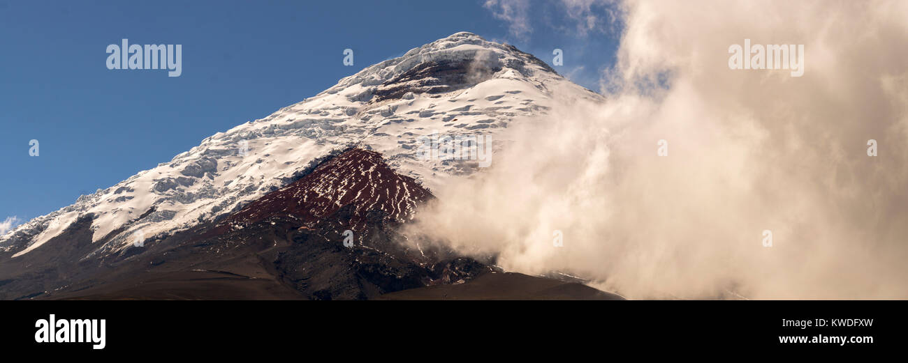 Il nevato vulcano Cotopaxi in Ecuador. Uno dei la più alta del mondo di vulcani attivi a 5,897m. Foto Stock