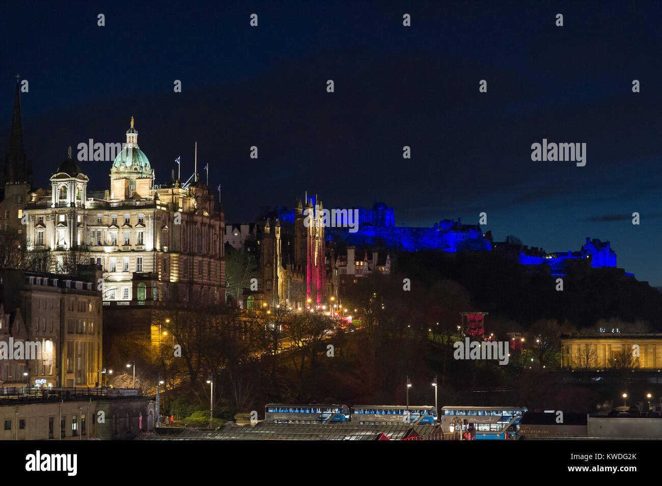 La Bank of Scotland HQ sulla Montagnola e il castello di Edinburgo e illuminato in blu durante i festeggiamenti di capodanno. Foto Stock