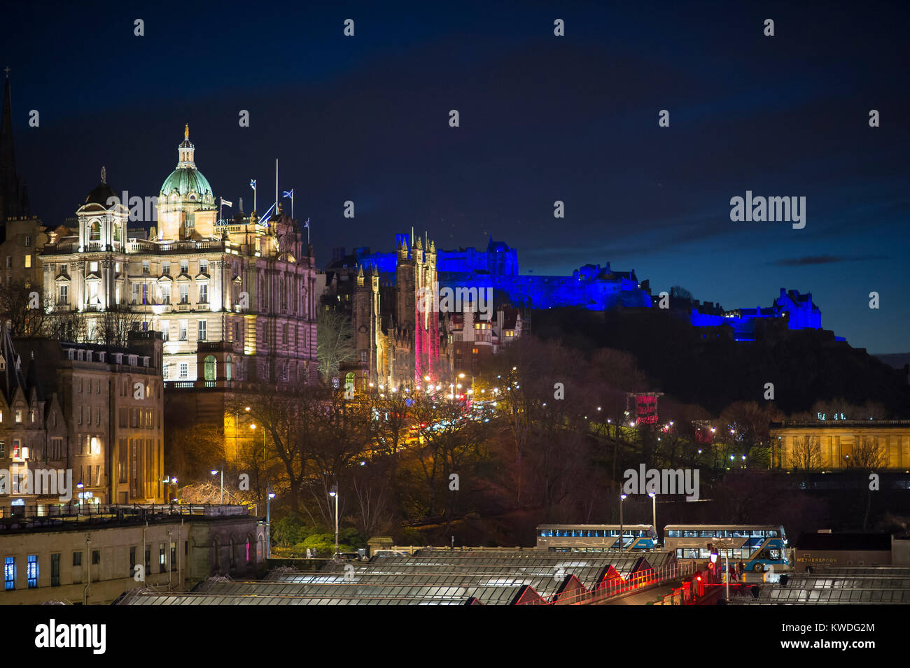 La Bank of Scotland HQ sulla Montagnola e il castello di Edinburgo e illuminato in blu durante i festeggiamenti di capodanno. Foto Stock