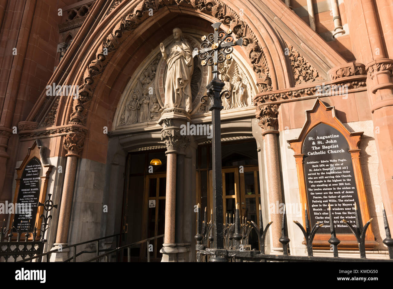 La Chiesa di Sant'Agostino e di San Giovanni Battista (aka John's Lane chiesa). Aperto nel 1874 sul sito di San Giovanni (ospedale fondato c. 1180). Du Foto Stock