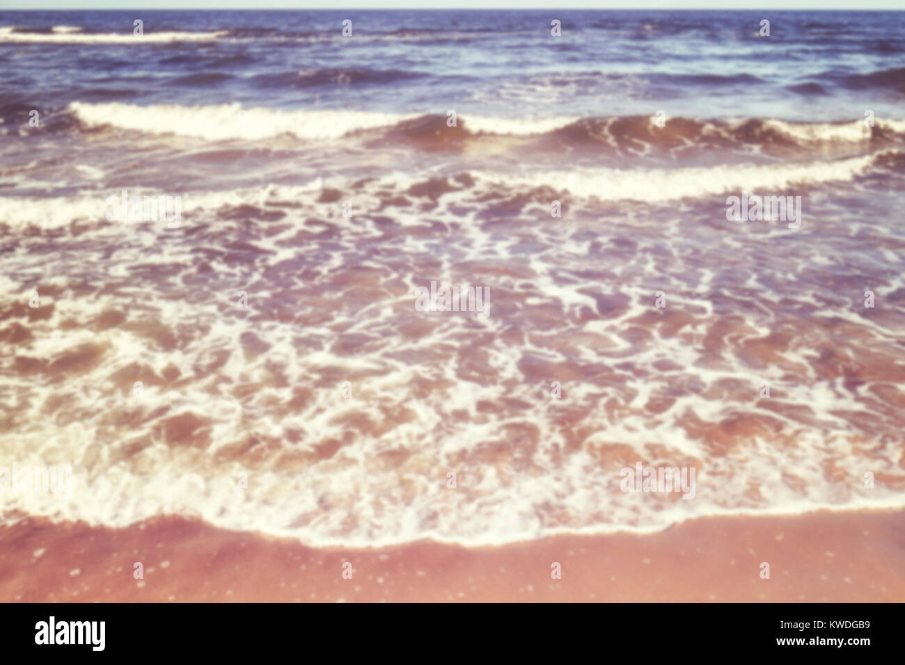 Tonalità di colore foto sfocata delle onde che si infrangono contro la riva, naturale sfondo astratto. Foto Stock