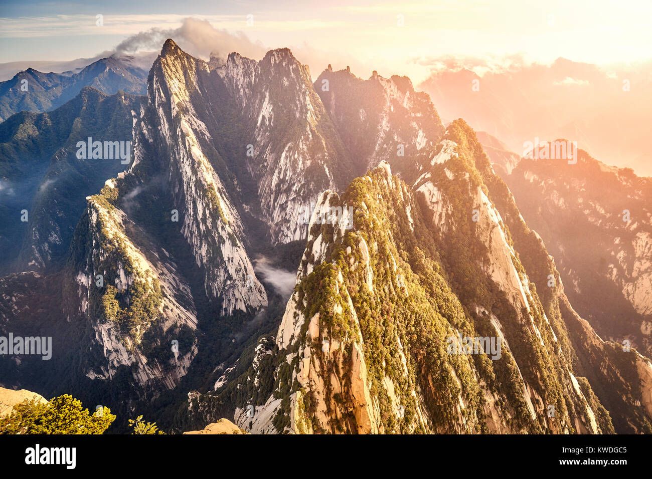 Vista dal Monte Hua (Huashan) a sud di picco, uno dei più popolari destinazioni di viaggio in Cina al tramonto, Provincia di Shaanxi. Foto Stock