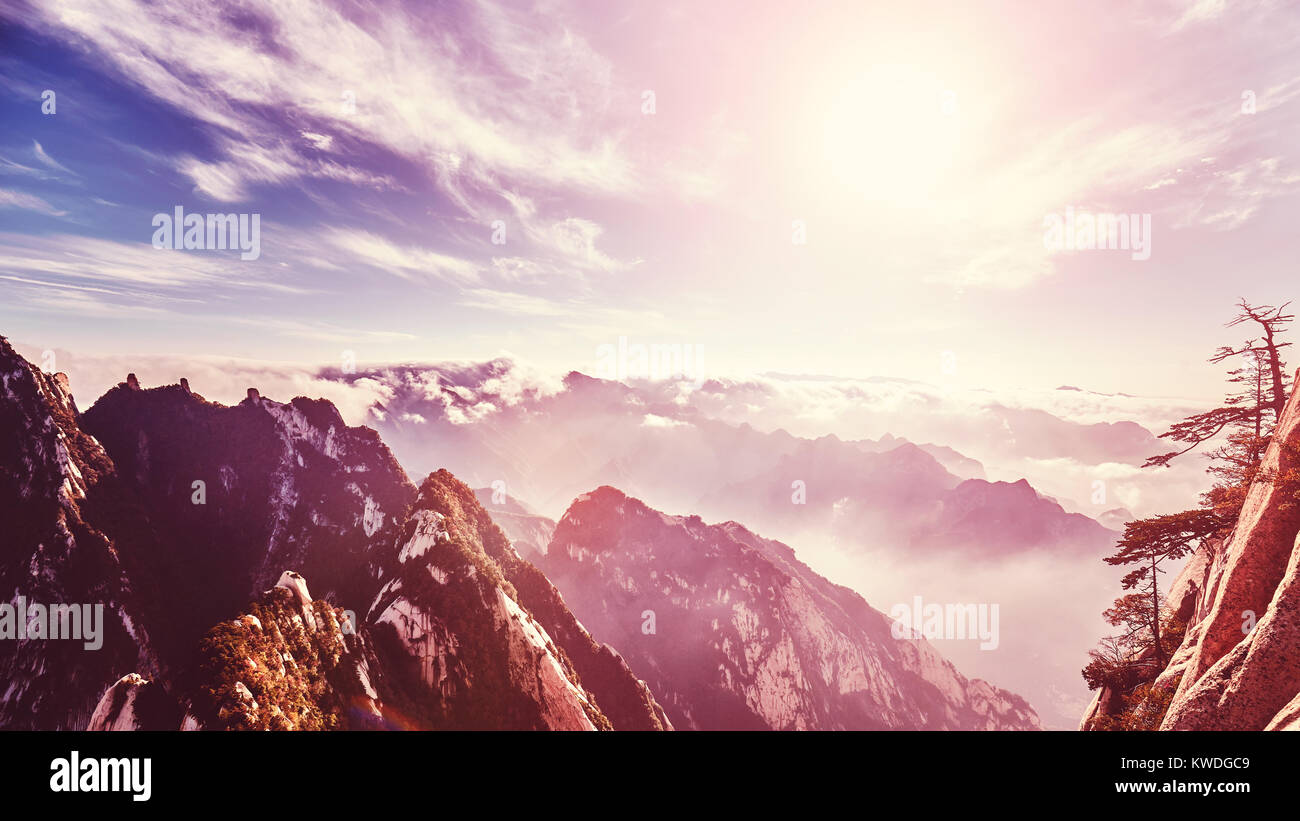 Il colore nei toni del tramonto visto formare Mount Hua (Huashan) a sud di picco, uno dei più popolari destinazioni di viaggio in Cina. Foto Stock