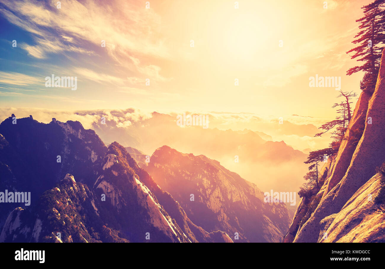 Il colore nei toni del tramonto visto formare Mount Hua (Huashan) a sud di picco, uno dei più popolari destinazioni di viaggio in Cina. Foto Stock